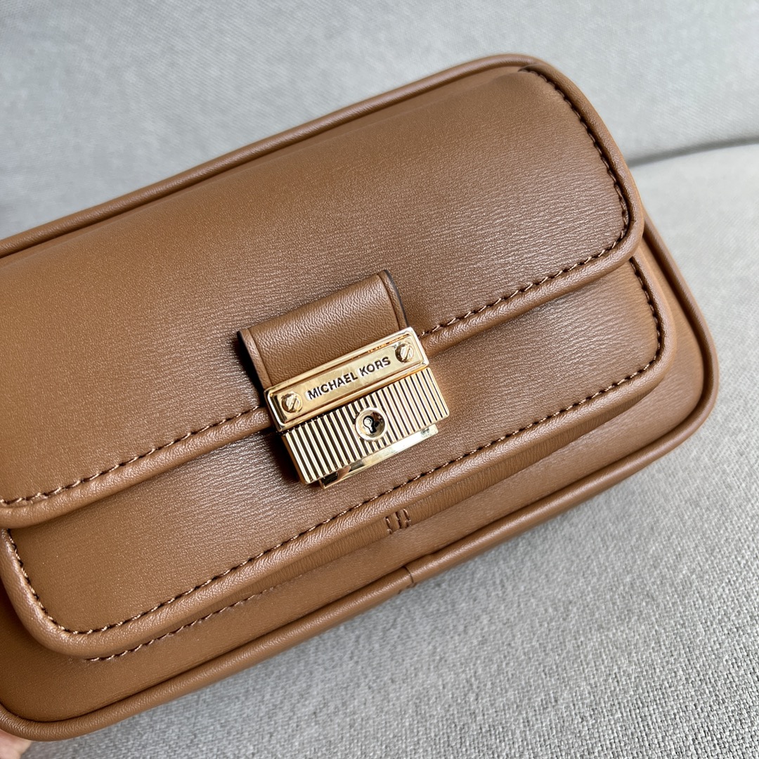 Michael Kors 驼棕色 、MK2022新款Bradshaw宽肩带相机包， 老花材料拼皮，单肩斜挎包，8个色