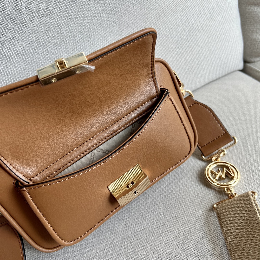Michael Kors 驼棕色 、MK2022新款Bradshaw宽肩带相机包， 老花材料拼皮，单肩斜挎包，8个色