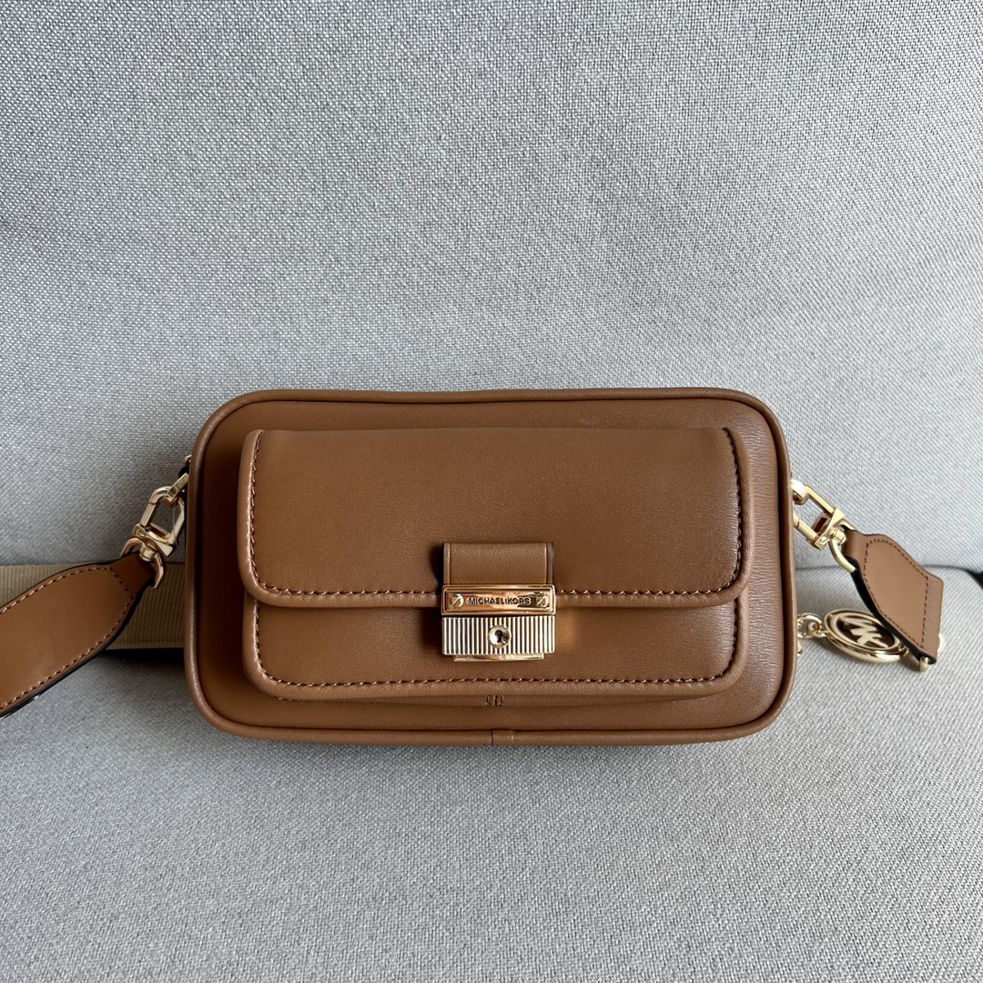 Michael Kors 驼棕色 、MK2022新款Bradshaw宽肩带相机包， 老花材料拼皮，单肩斜挎包，8个色