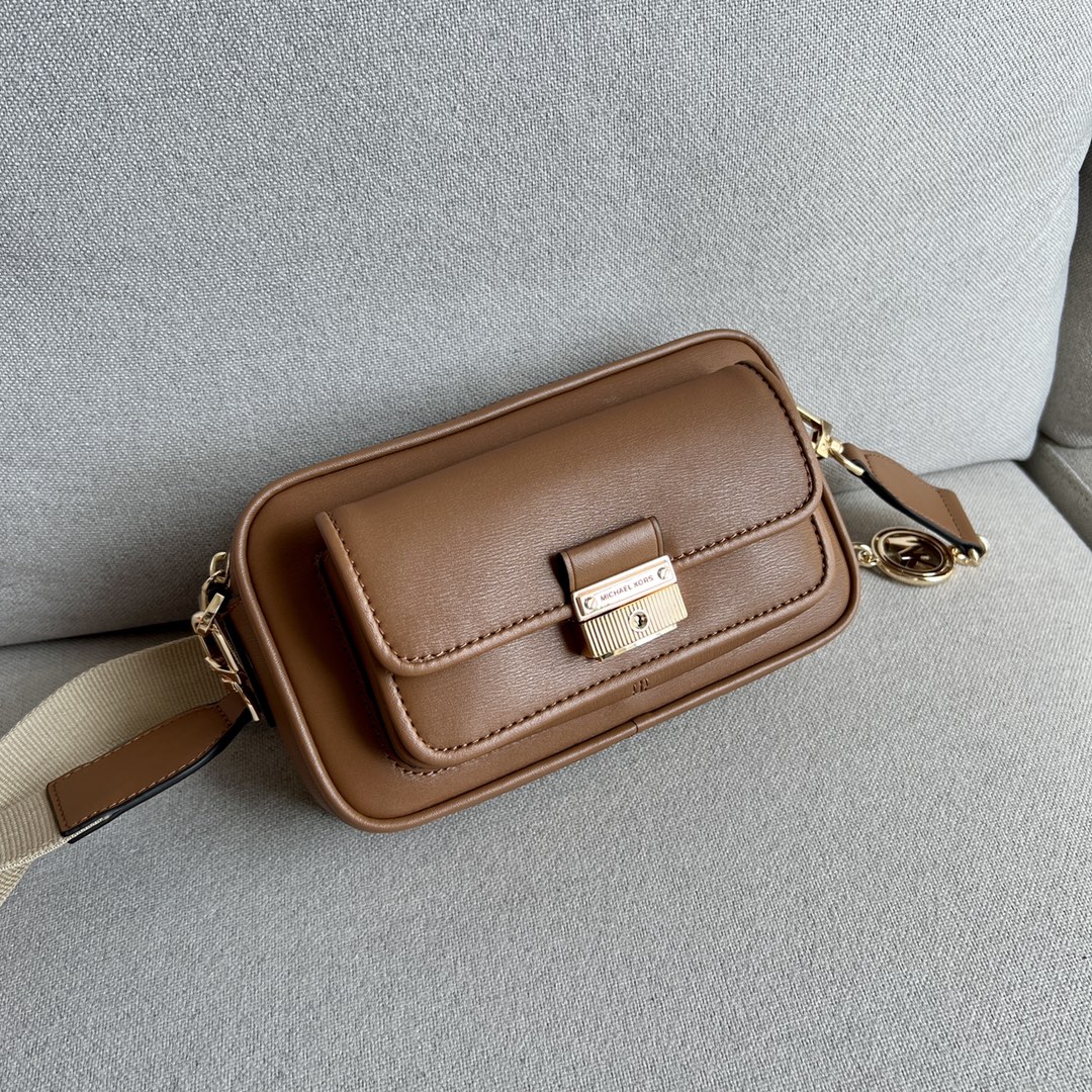 Michael Kors 驼棕色 、MK2022新款Bradshaw宽肩带相机包， 老花材料拼皮，单肩斜挎包，8个色