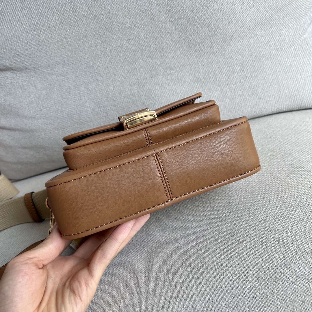 Michael Kors 驼棕色 、MK2022新款Bradshaw宽肩带相机包， 老花材料拼皮，单肩斜挎包，8个色