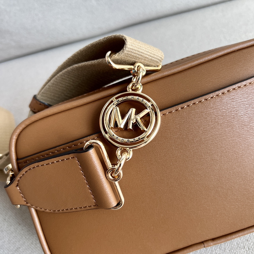 Michael Kors 驼棕色 、MK2022新款Bradshaw宽肩带相机包， 老花材料拼皮，单肩斜挎包，8个色