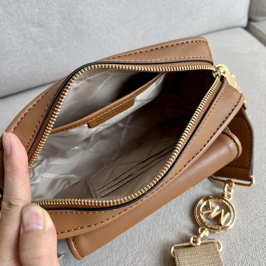 Michael Kors 驼棕色 、MK2022新款Bradshaw宽肩带相机包， 老花材料拼皮，单肩斜挎包，8个色