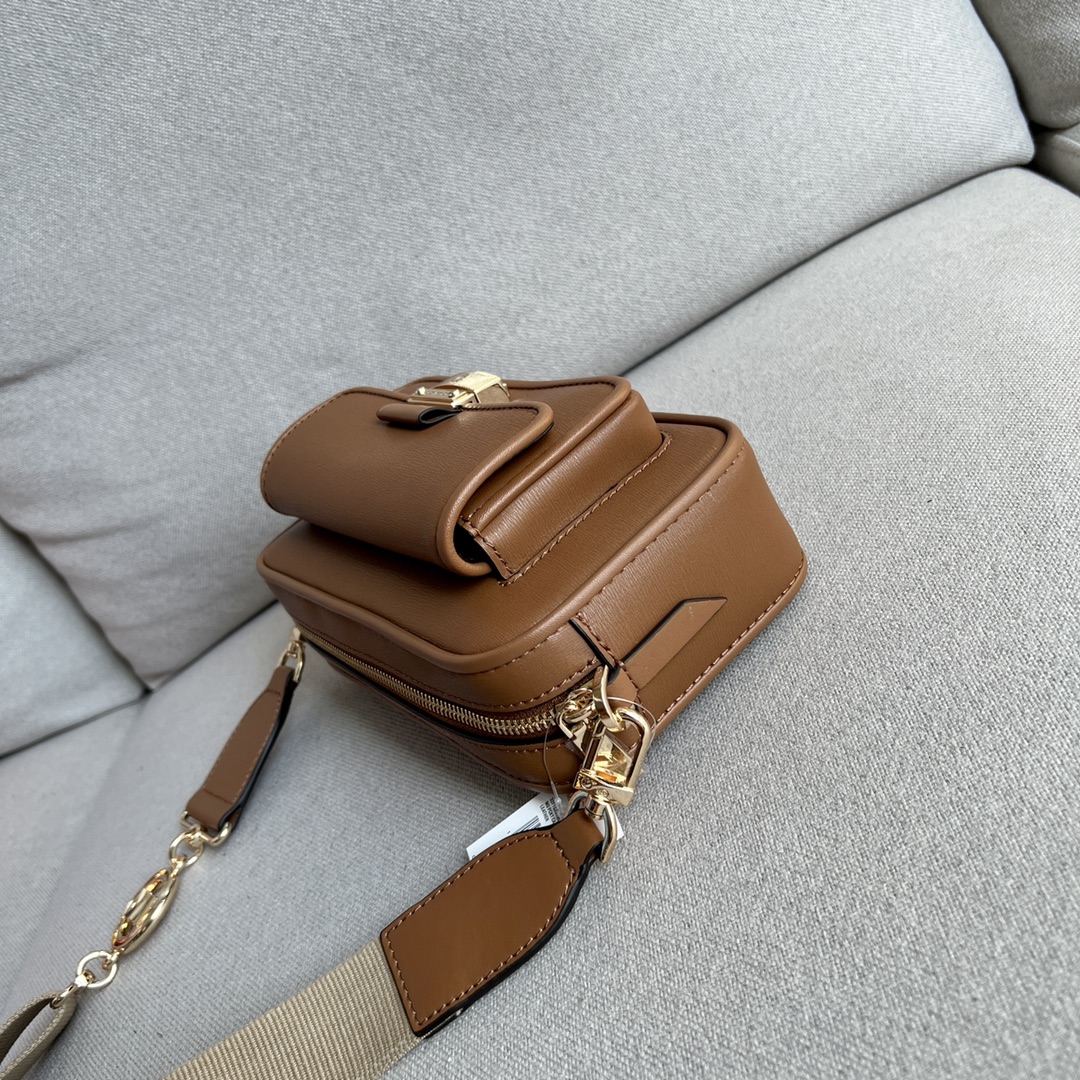 Michael Kors 驼棕色 、MK2022新款Bradshaw宽肩带相机包， 老花材料拼皮，单肩斜挎包，8个色