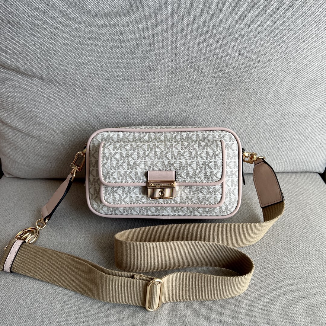 Michael Kors 老花白拼粉 、MK2022新款Bradshaw宽肩带相机包， 老花材料拼皮，单肩斜挎包，8个色