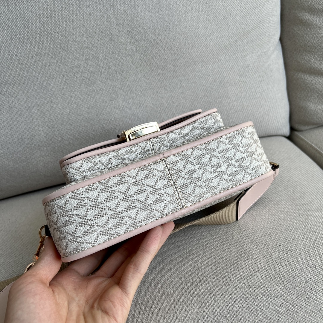 Michael Kors 老花白拼粉 、MK2022新款Bradshaw宽肩带相机包， 老花材料拼皮，单肩斜挎包，8个色
