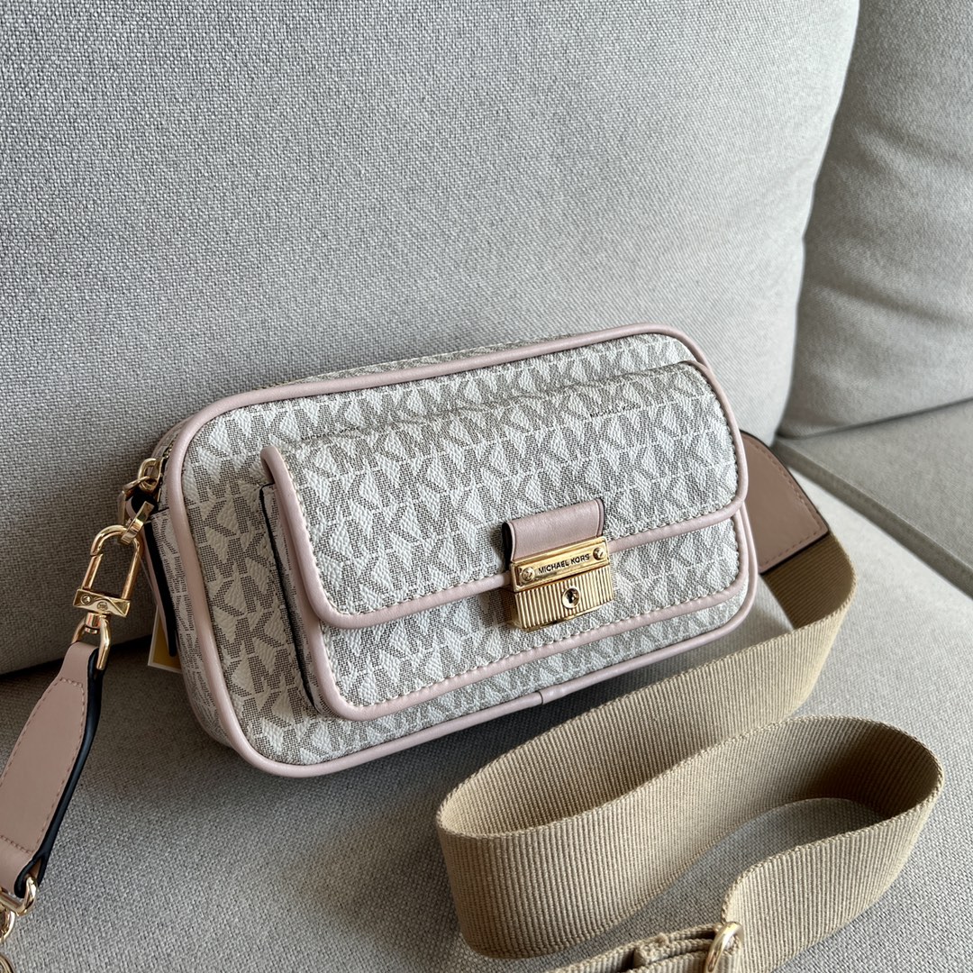 Michael Kors 老花白拼粉 、MK2022新款Bradshaw宽肩带相机包， 老花材料拼皮，单肩斜挎包，8个色