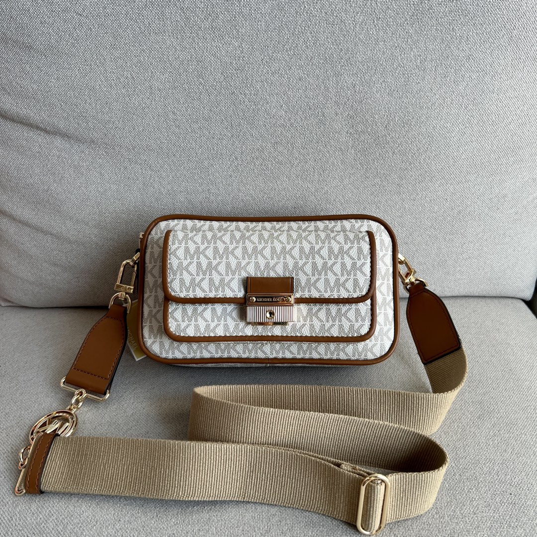 Michael Kors 老花白拼棕，、MK2022新款Bradshaw宽肩带相机包， 老花材料拼皮，单肩斜挎包，8个色