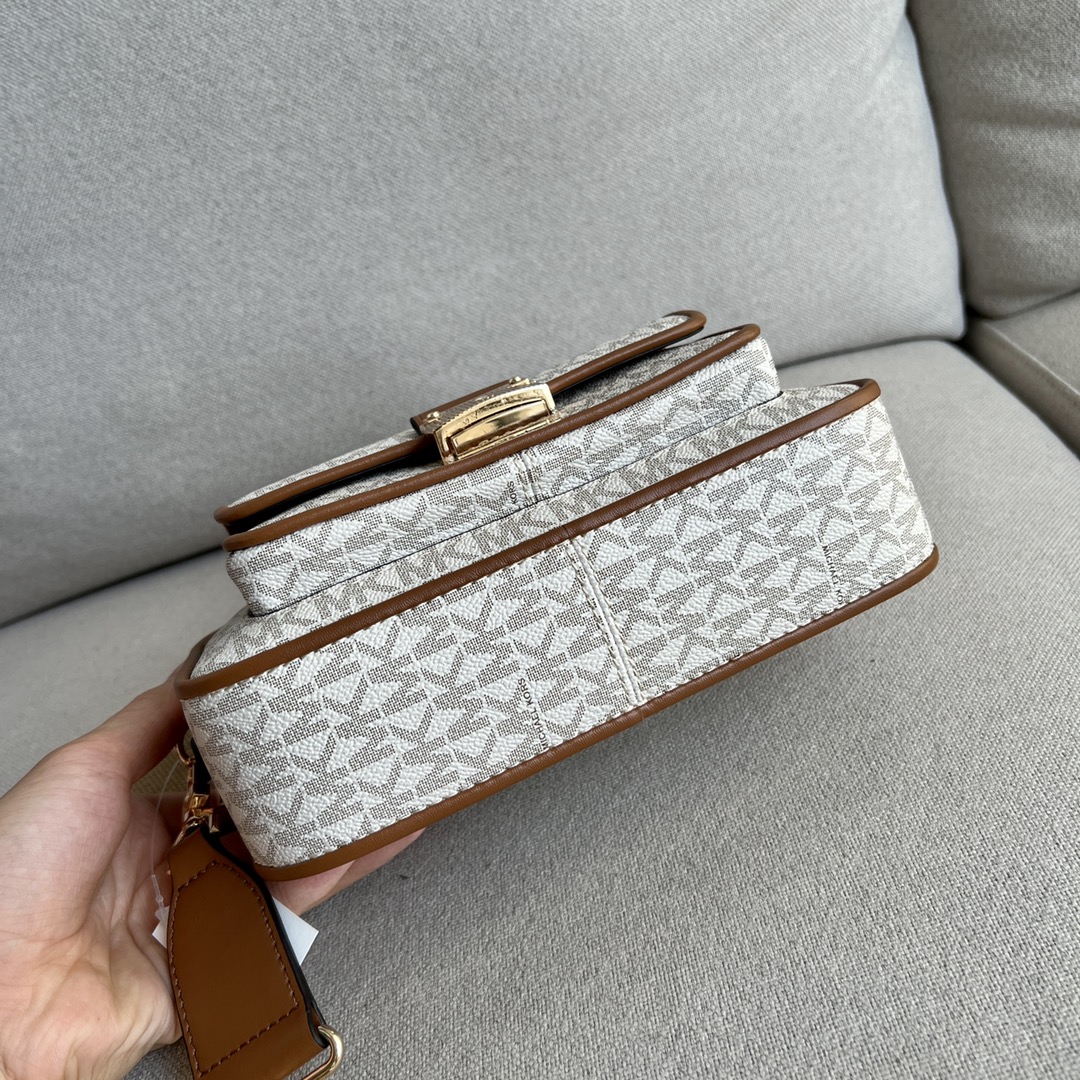 Michael Kors 老花白拼棕，、MK2022新款Bradshaw宽肩带相机包， 老花材料拼皮，单肩斜挎包，8个色