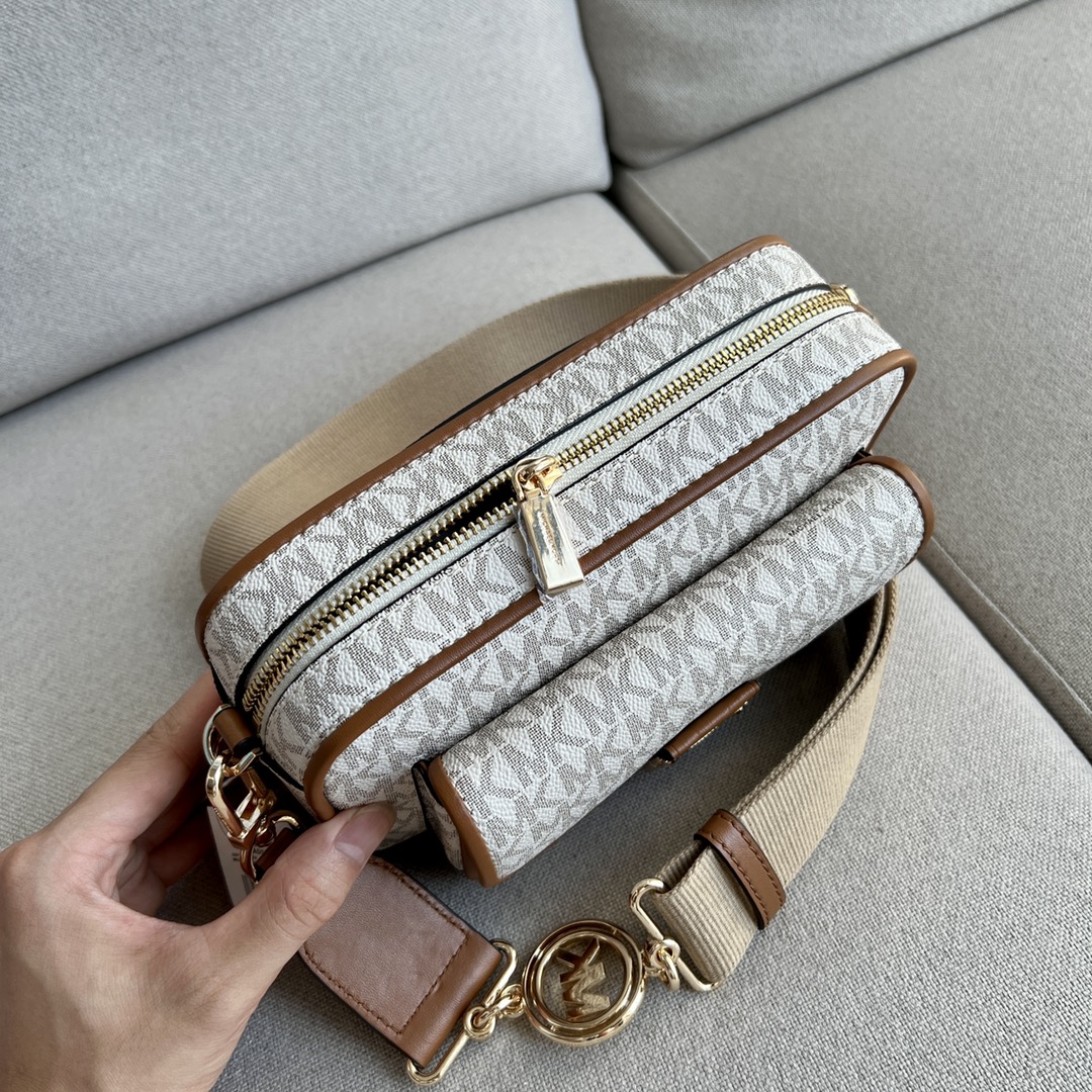 Michael Kors 老花白拼棕，、MK2022新款Bradshaw宽肩带相机包， 老花材料拼皮，单肩斜挎包，8个色