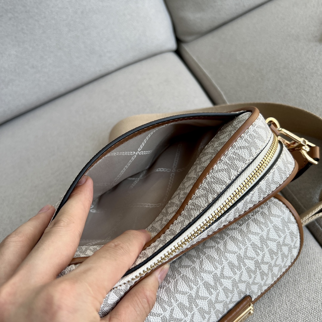 Michael Kors 老花白拼棕，、MK2022新款Bradshaw宽肩带相机包， 老花材料拼皮，单肩斜挎包，8个色