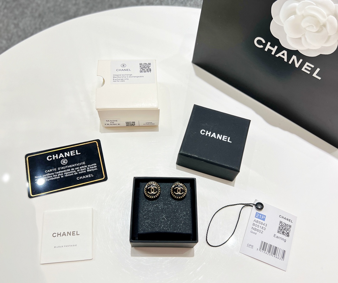 新款☑️CHANEL香奈儿双c圆形亚克力耳钉耳环