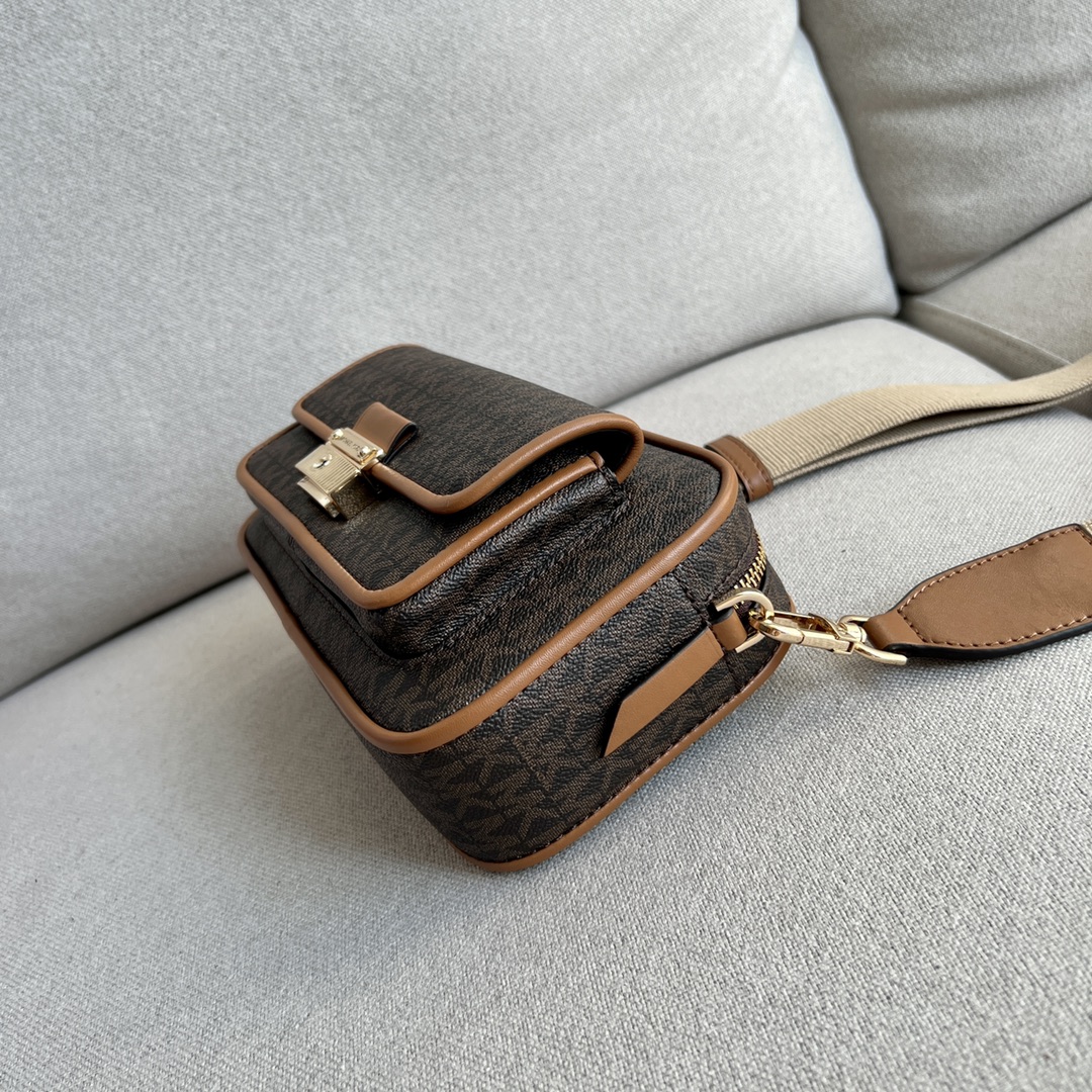 Michael Kors MK2022新款Bradshaw宽肩带相机包， 老花材料拼皮，单肩斜挎包，8个色