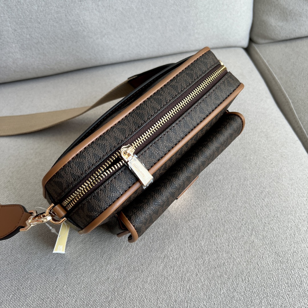 Michael Kors MK2022新款Bradshaw宽肩带相机包， 老花材料拼皮，单肩斜挎包，8个色