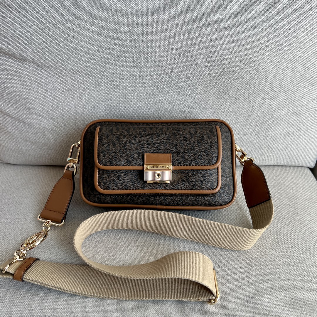 Michael Kors MK2022新款Bradshaw宽肩带相机包， 老花材料拼皮，单肩斜挎包，8个色