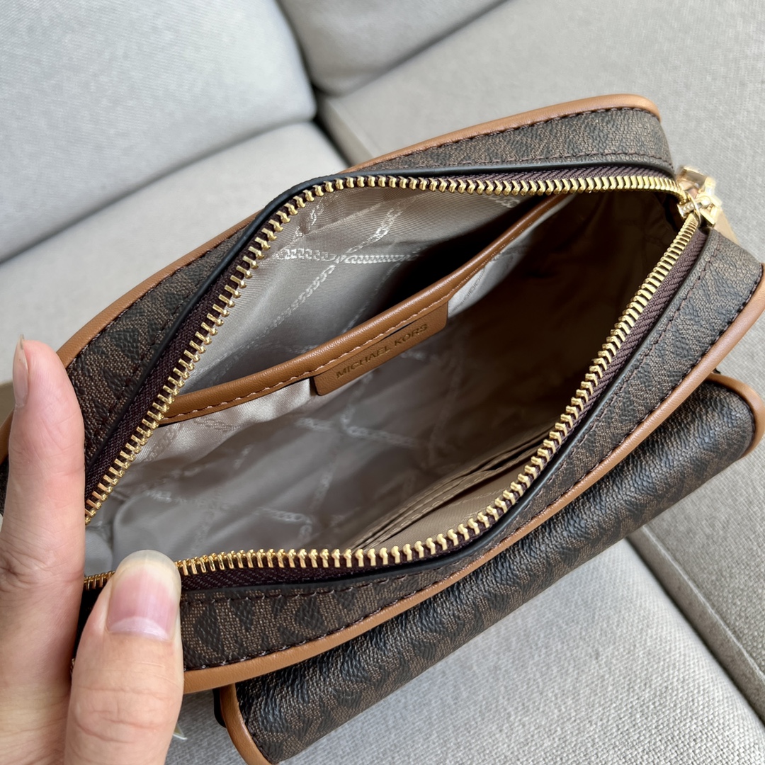 Michael Kors MK2022新款Bradshaw宽肩带相机包， 老花材料拼皮，单肩斜挎包，8个色