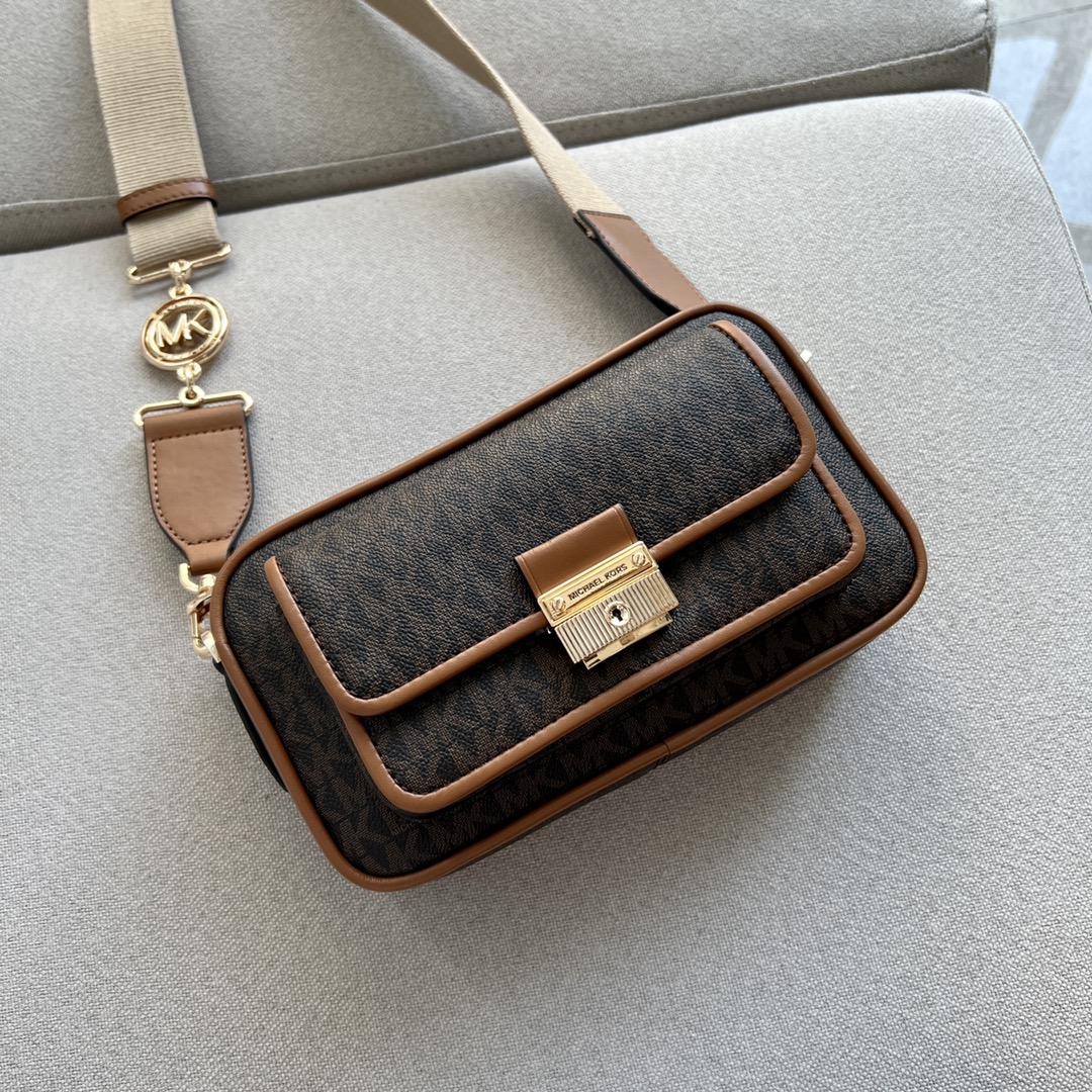 Michael Kors MK2022新款Bradshaw宽肩带相机包， 老花材料拼皮，单肩斜挎包，8个色