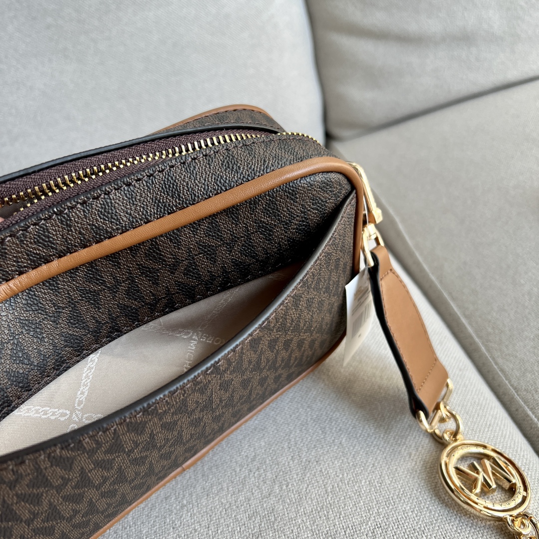 Michael Kors MK2022新款Bradshaw宽肩带相机包， 老花材料拼皮，单肩斜挎包，8个色