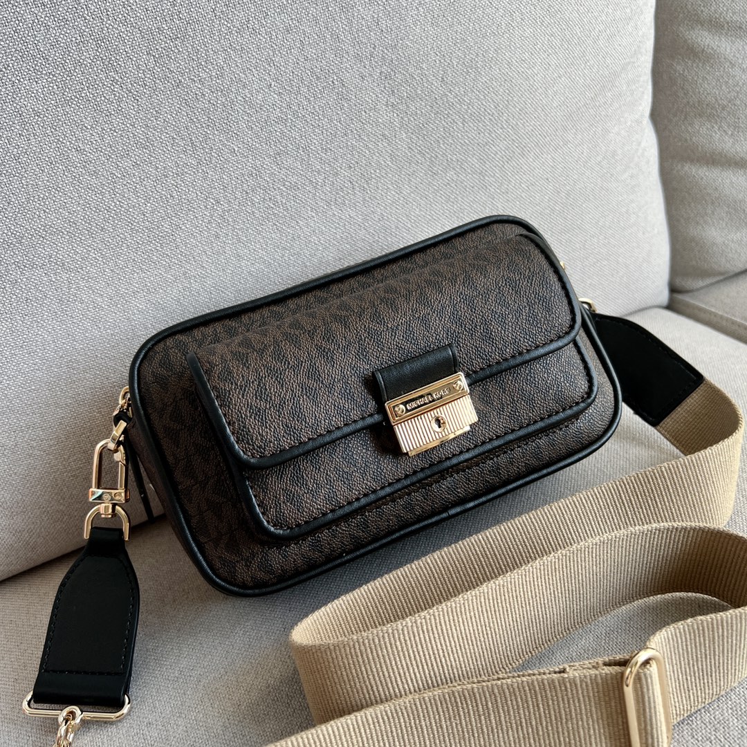 Michael Kors ～MK2022新款Bradshaw宽肩带相机包， 老花材料拼皮，单肩斜挎包，8个色