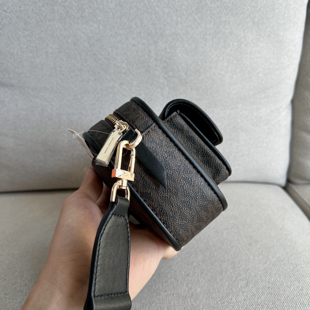 Michael Kors ～MK2022新款Bradshaw宽肩带相机包， 老花材料拼皮，单肩斜挎包，8个色