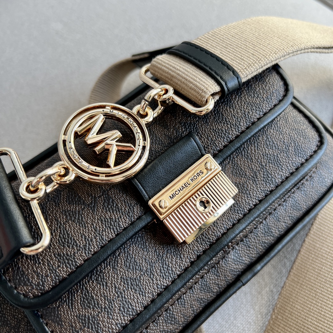 Michael Kors ～MK2022新款Bradshaw宽肩带相机包， 老花材料拼皮，单肩斜挎包，8个色