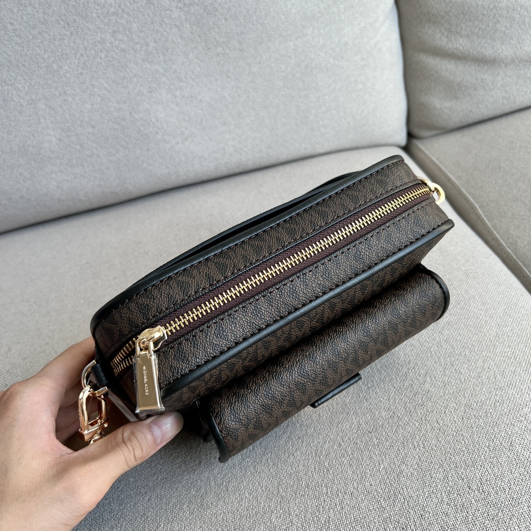 Michael Kors ～MK2022新款Bradshaw宽肩带相机包， 老花材料拼皮，单肩斜挎包，8个色