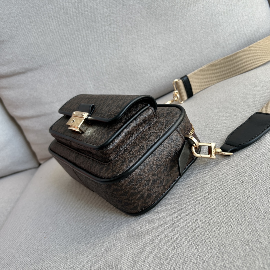 Michael Kors ～MK2022新款Bradshaw宽肩带相机包， 老花材料拼皮，单肩斜挎包，8个色