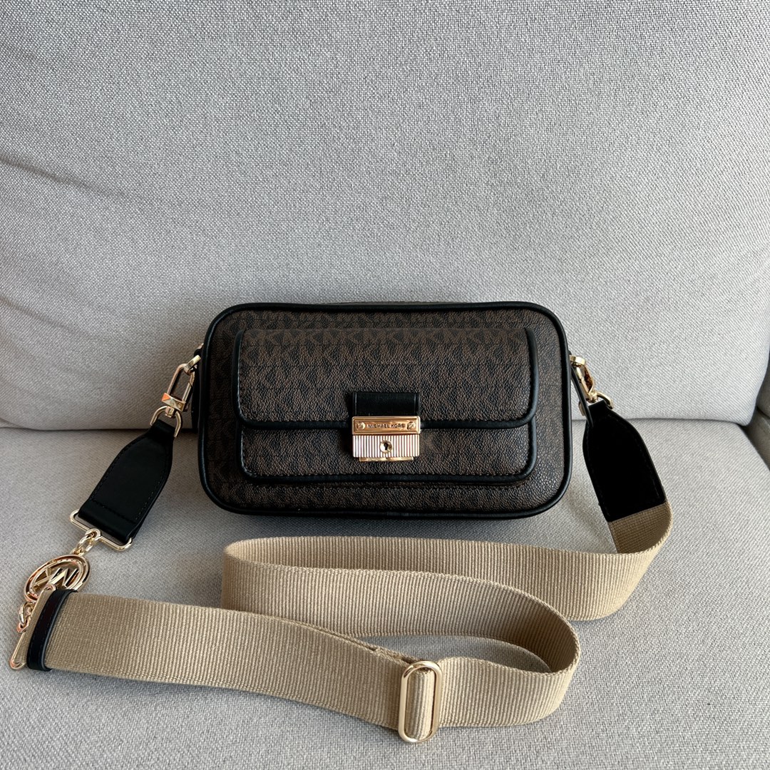 Michael Kors ～MK2022新款Bradshaw宽肩带相机包， 老花材料拼皮，单肩斜挎包，8个色