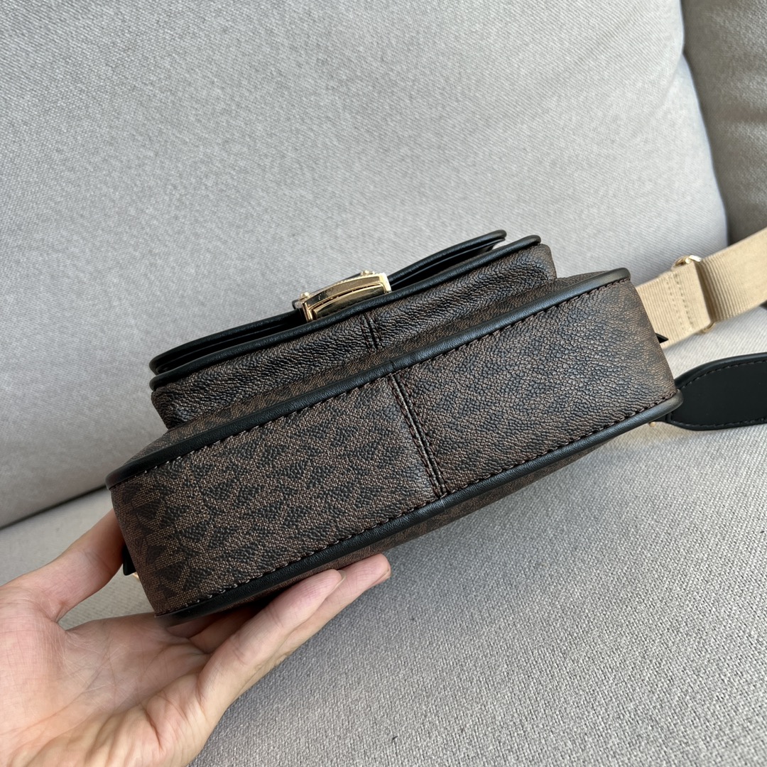 Michael Kors ～MK2022新款Bradshaw宽肩带相机包， 老花材料拼皮，单肩斜挎包，8个色