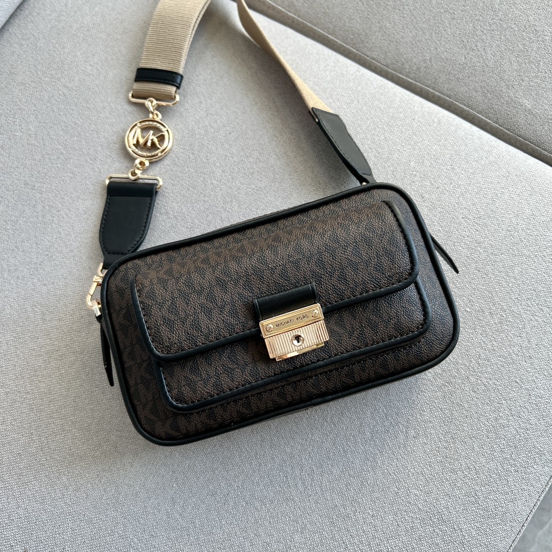 Michael Kors ～MK2022新款Bradshaw宽肩带相机包， 老花材料拼皮，单肩斜挎包，8个色