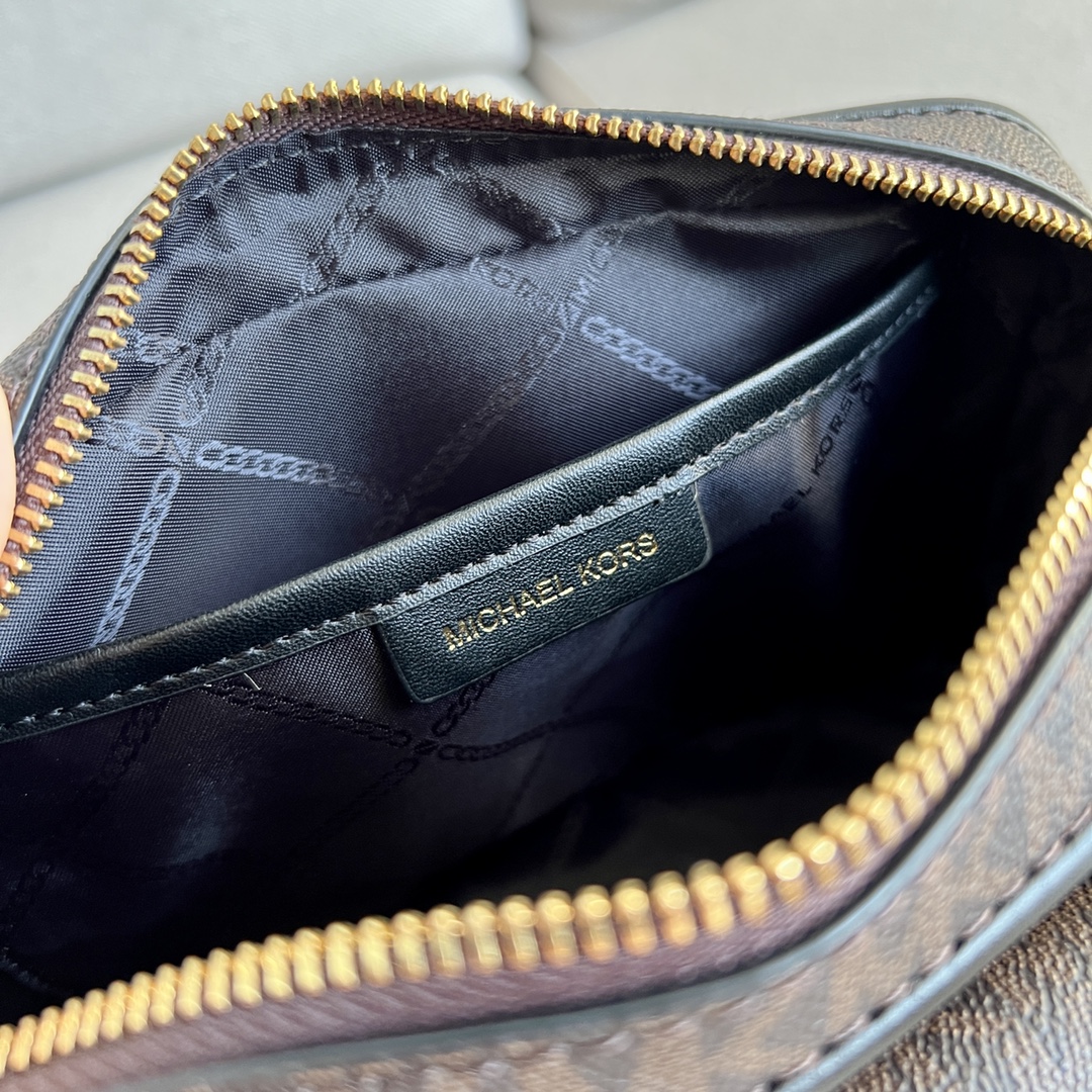 Michael Kors MK2022新款Bradshaw宽肩带相机包， 老花材料拼皮，单肩斜挎包，8个色