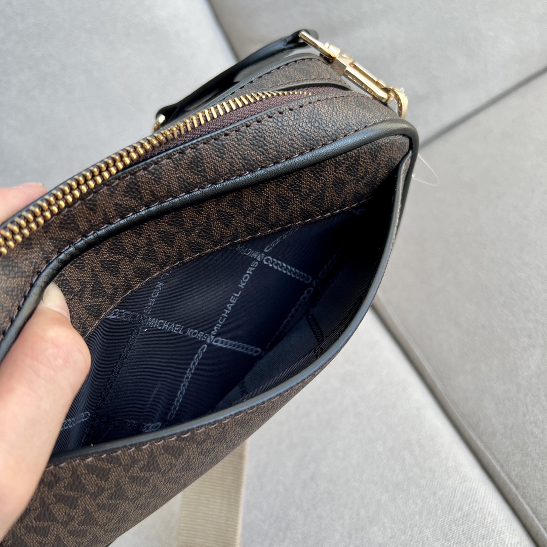 Michael Kors MK2022新款Bradshaw宽肩带相机包， 老花材料拼皮，单肩斜挎包，8个色
