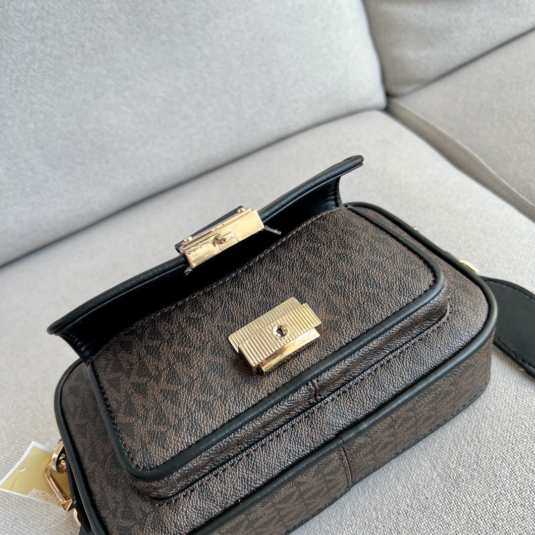 Michael Kors MK2022新款Bradshaw宽肩带相机包， 老花材料拼皮，单肩斜挎包，8个色