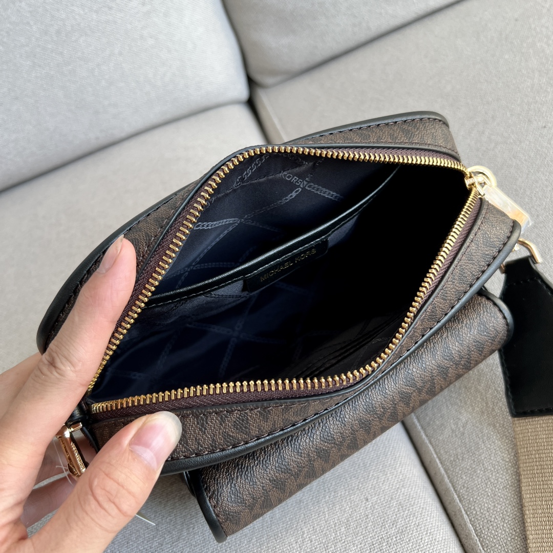 Michael Kors MK2022新款Bradshaw宽肩带相机包， 老花材料拼皮，单肩斜挎包，8个色