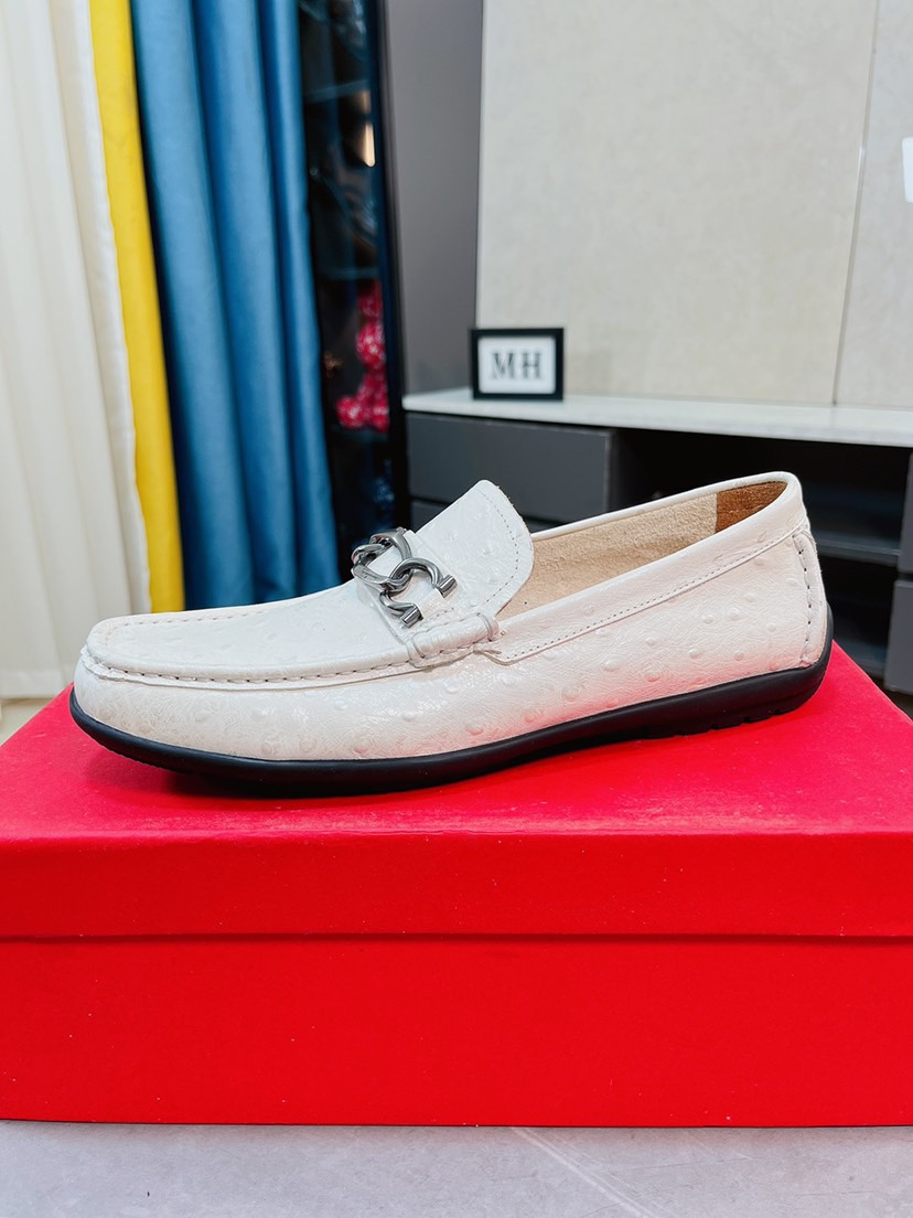 J0 菲拉格慕原单鞋面复刻 更是原单货 超级霸气 鞋面采用优质牛皮皮料豆豆鞋，内外全真皮制作，牛里拒绝脱色磨脚，简单大方超级百搭 鞋面精片经过人工精心设计 原单复刻而上酷毙了 懒人套脚便鞋 高品质板鞋，男鞋