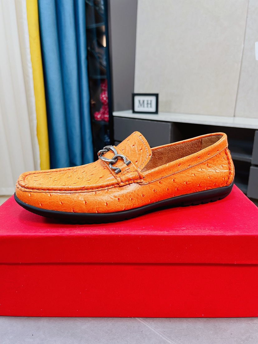 J0 菲拉格慕原单鞋面复刻 更是原单货 超级霸气 鞋面采用优质牛皮皮料豆豆鞋，内外全真皮制作，牛里拒绝脱色磨脚，简单大方超级百搭 鞋面精片经过人工精心设计 原单复刻而上酷毙了 懒人套脚便鞋 高品质板鞋，男鞋