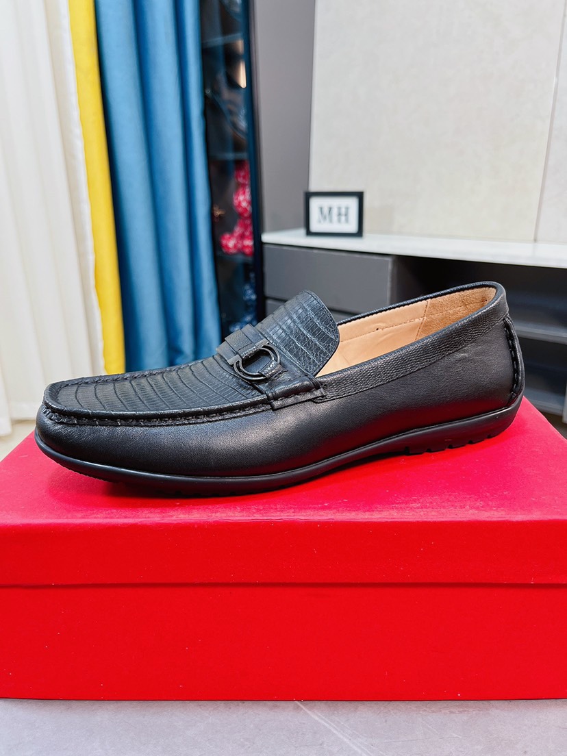 J0 菲拉格慕原单鞋面复刻 更是原单货 超级霸气 鞋面采用优质牛皮皮料豆豆鞋，内外全真皮制作，牛里拒绝脱色磨脚，简单大方超级百搭 鞋面精片经过人工精心设计 原单复刻而上酷毙了 懒人套脚便鞋 高品质板鞋，男鞋