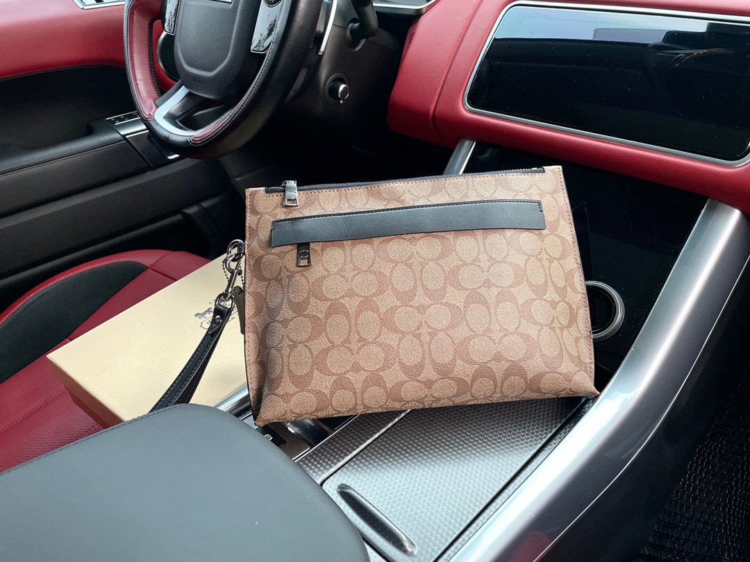 I5 高端货 “Coach Coach 蔻驰 ”手抓包 进口原厂面料前带防盗拉链 超高清五金logo标志、专用里内里。 超顺滑拉链、油边超平滑、 做工精致每个细节到位潮男必备款。 配：礼盒39763规格29/21/4。p150