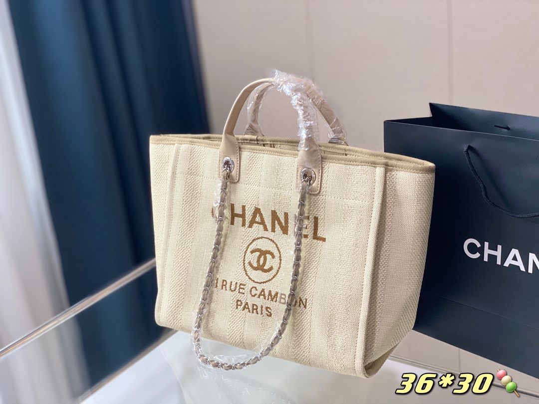K5 高版本购物袋 帆布沙滩包购物袋 CHANEL帆布沙滩包每年都会出新的款 跟老款不同的logo装饰更加高端大气 容量超级可妈咪包 沙滩包采用帆布材质裂成 简约休闲的设计深受欢迎 而且容量够大又轻便时髦 适合日常使用更适合出差旅行时轻轻休闲的搭配，实用性极高 小香沙滩包. 是夏天的小海滩呀~36*30