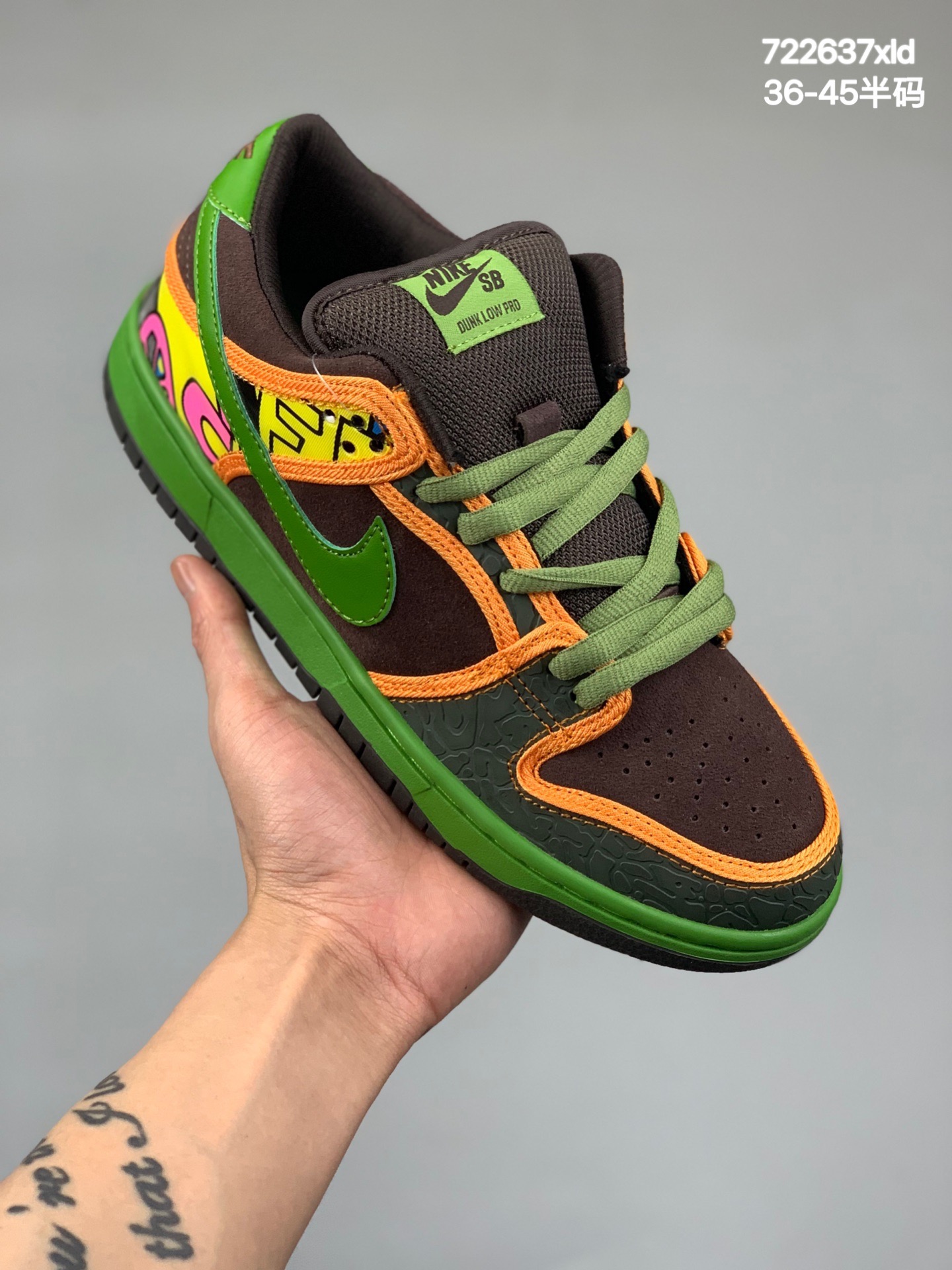 本地
Nike/耐克 2015年，NikeSB骄傲地宣布DAISYAge华丽回归。为纪念高帮元年鞋款诞生十周DeLaSoulDunk以全新的低帮造型重现传世经典的不朽风采，NIKE SB DUNK LOW 奢华巴洛克棕/高原绿皮革与乙烯全息图像鞋面再度融入3 FeetHigh经典的专辑封面设计元素。 

货号：789841
码数：36 36.5 37.5 38 38.5 39 40 40.5 41 42 42.5 43 44 45
编码：722637xld