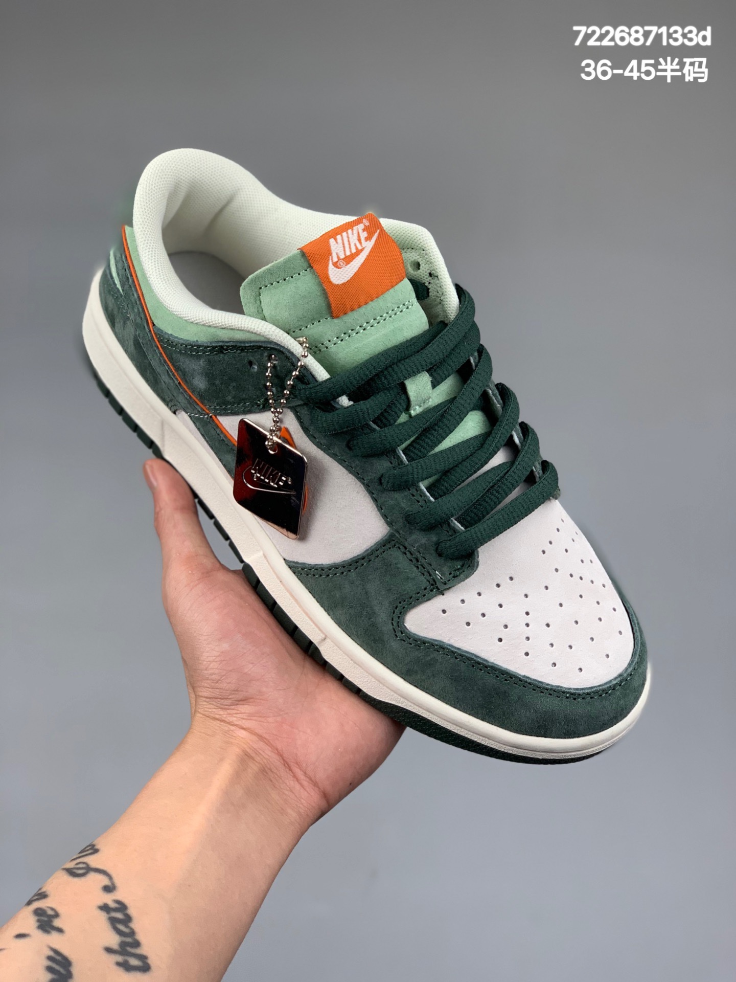 本地
耐克Nike SB Dunk Low Pro 复古低帮 休闲运动滑板板鞋。采用脚感柔软舒适ZoomAir气垫，有效吸收滑板等极限运动在落地时带来的冲击力，为街头运动者们提供更好的保护。
货号：DD1503
尺码:36 36.5 37.5 38 38.5 39 40 40.5 41 42 42.5 43 44 45 
编码：722687133d