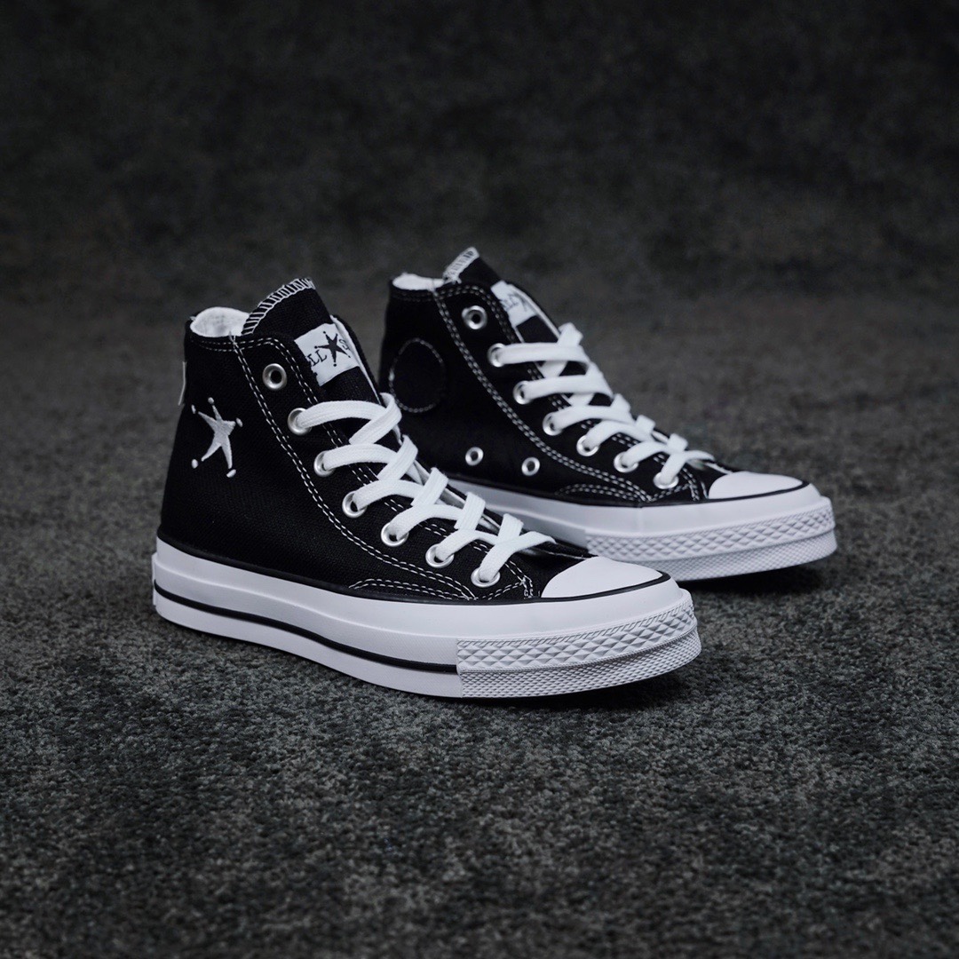 G0 Stussy x Converse Chuck Taylor 斯图西2022全新联名鞋款海外地区同步发售 美国潮牌 斯图西Stussy与匡威联手打造的全新1970s联名帆布鞋 鞋面采用亚麻结构制成 舒适透气 全鞋最大亮点就是星星刺绣标志你心动了吗？