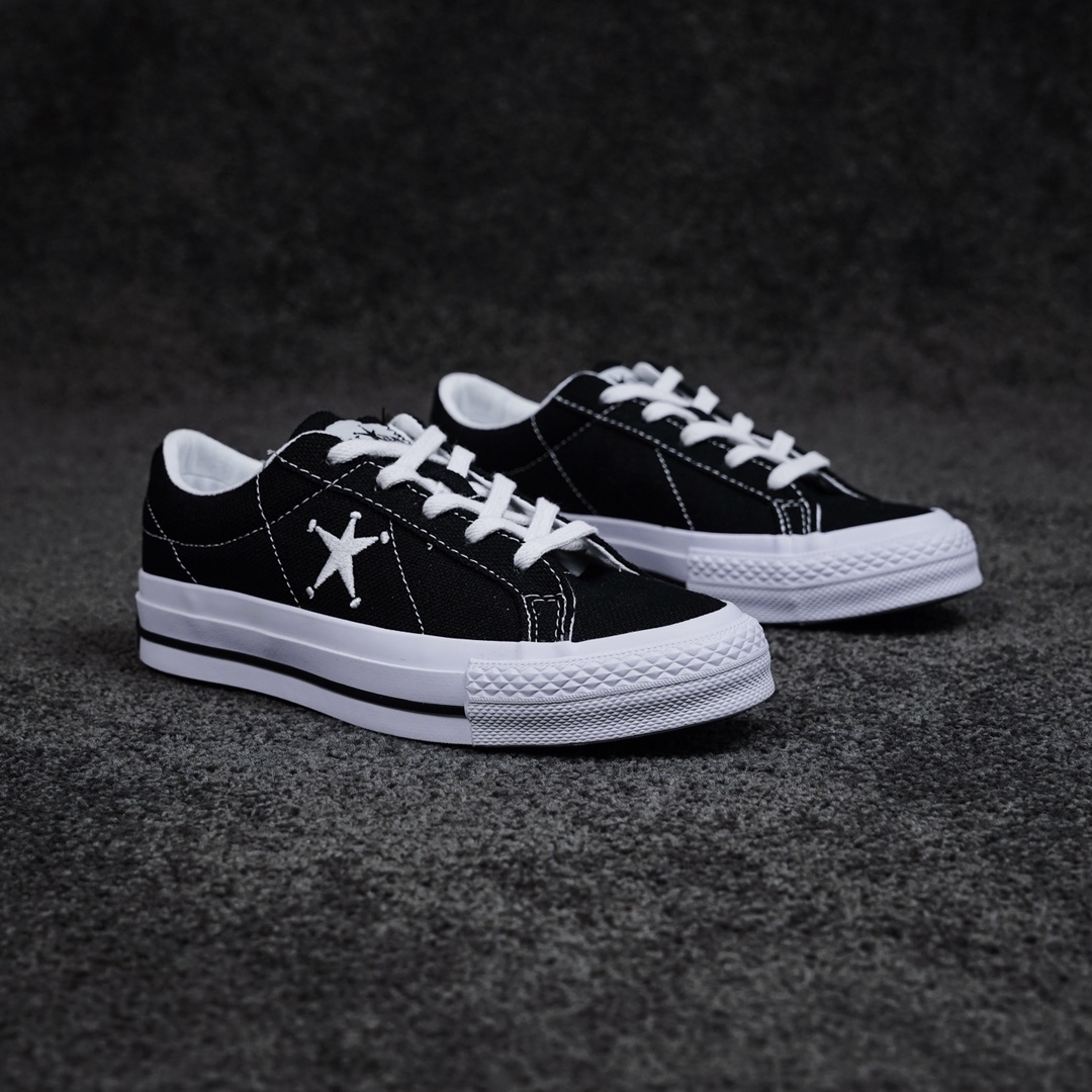 G0 Stussy x Converse One Star 斯图西木村款 2022全新联名鞋款 海外地区同步发售 美国潮牌 斯图西Stussy与匡威联手打造的全新1970s联名帆布鞋 鞋面采用亚麻结构制成 舒适透气 全鞋最大亮点就是星星刺绣标志你心动了吗？