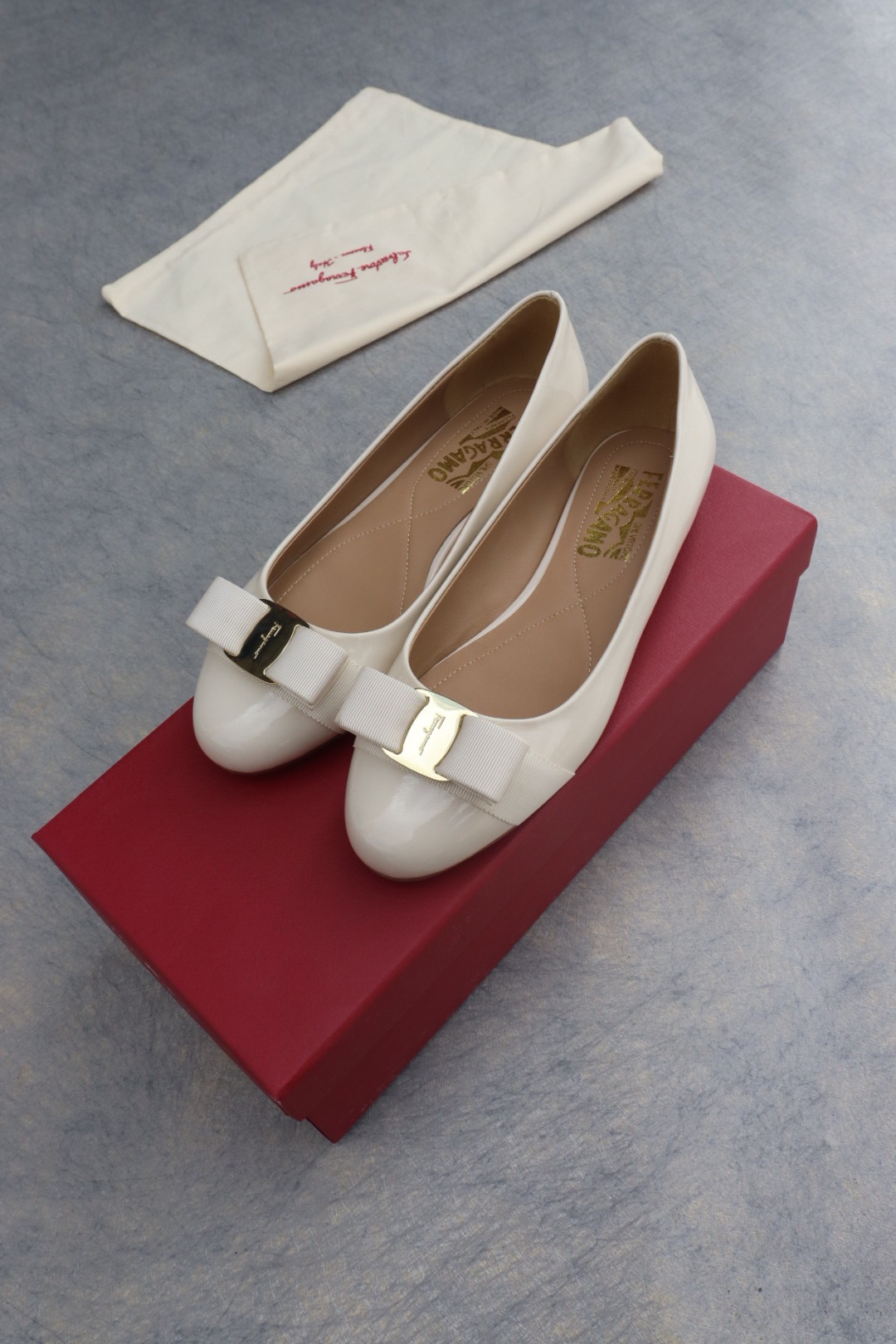 NO:235118,Salvatore Ferragamo SF classic model, pedicure style, super beautiful on the upper, high flat heels, imported cow patent leather inner sheepskin footbed sheepskin size 35-39 standard size [can be customized size 34, 40, 41] Rubber sole genuine leather sole.00, high heels single shoes, louis vuitton, ferragamo, ferragamo, high heels, sheepskin19860909Salvatore Ferragamo 菲拉格慕SF经典款, 修脚版型,上脚超美 跟高平底 鞋面进口牛漆皮 内里羊皮 垫脚羊皮 码数35-39标准码【可定做34,40,41码】 橡胶底  真皮底.00,高跟鞋单鞋,louis vuitton,ferragamo,ferragamo,high heels,sheepskin,Women's Shoes