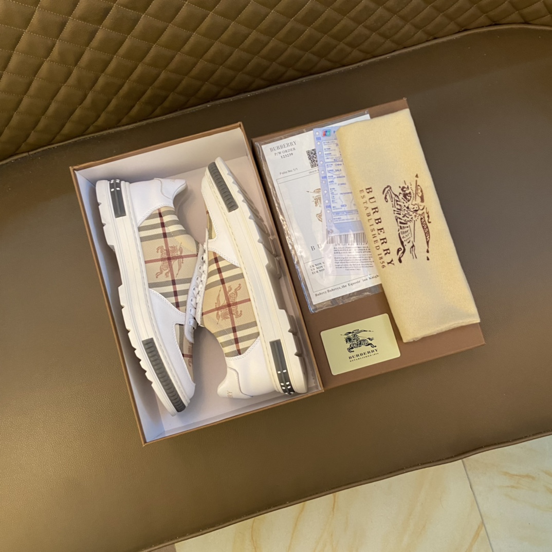 I5 巴宝莉 Burberry 经典休闲鞋2022休闲运动男鞋，懒人套脚板鞋 帆船鞋 全新米兰时装时尚的设计，完美做工，原版复刻 霸气花纹 材质：头层磨砂牛皮柔软舒适，羊皮鞋垫，适合户外青年跑步户外司机驾车鞋 套脚方便 懒人乐福首选原版橡胶耐磨大底，男鞋码数：38–44 45可定制 黑色 白黄色 选 长期供实体店补货 低帮。布面可选”},”title”:”： I5 巴宝莉 Burberry 经典休闲鞋2022休闲运动男鞋，懒人套脚板鞋 帆船鞋 全新米兰时装时尚的设计，完美做工，原版复刻 霸气花纹 材质：头层磨砂牛皮柔软舒适，羊皮鞋垫，适合户外青年跑步户外司机驾车鞋 套脚方便 懒人乐福首选原版橡胶耐磨大底，男鞋