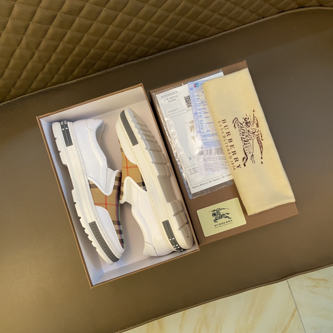 I5 巴宝莉 Burberry 经典休闲鞋2022休闲运动男鞋，懒人套脚板鞋 帆船鞋 全新米兰时装时尚的设计，完美做工，原版复刻 霸气花纹 材质：头层磨砂牛皮柔软舒适，羊皮鞋垫，适合户外青年跑步户外司机驾车鞋 套脚方便 懒人乐福首选原版橡胶耐磨大底，男鞋