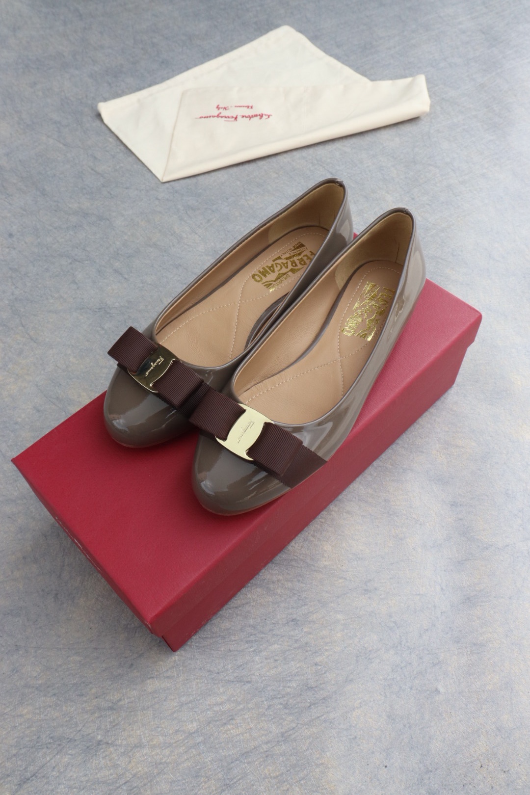 NO:235114,Salvatore Ferragamo SF classic model, pedicure style, super beautiful on the upper, high flat heels, imported cow patent leather inner sheepskin footbed sheepskin size 35-39 standard size [can be customized size 34, 40, 41] Rubber sole genuine leather sole.00, high heels single shoes, louis vuitton, ferragamo, ferragamo, high heels, sheepskin19860909Salvatore Ferragamo 菲拉格慕SF经典款, 修脚版型,上脚超美 跟高平底 鞋面进口牛漆皮 内里羊皮 垫脚羊皮 码数35-39标准码【可定做34,40,41码】 橡胶底  真皮底.00,高跟鞋单鞋,louis vuitton,ferragamo,ferragamo,high heels,sheepskin,Women's Shoes