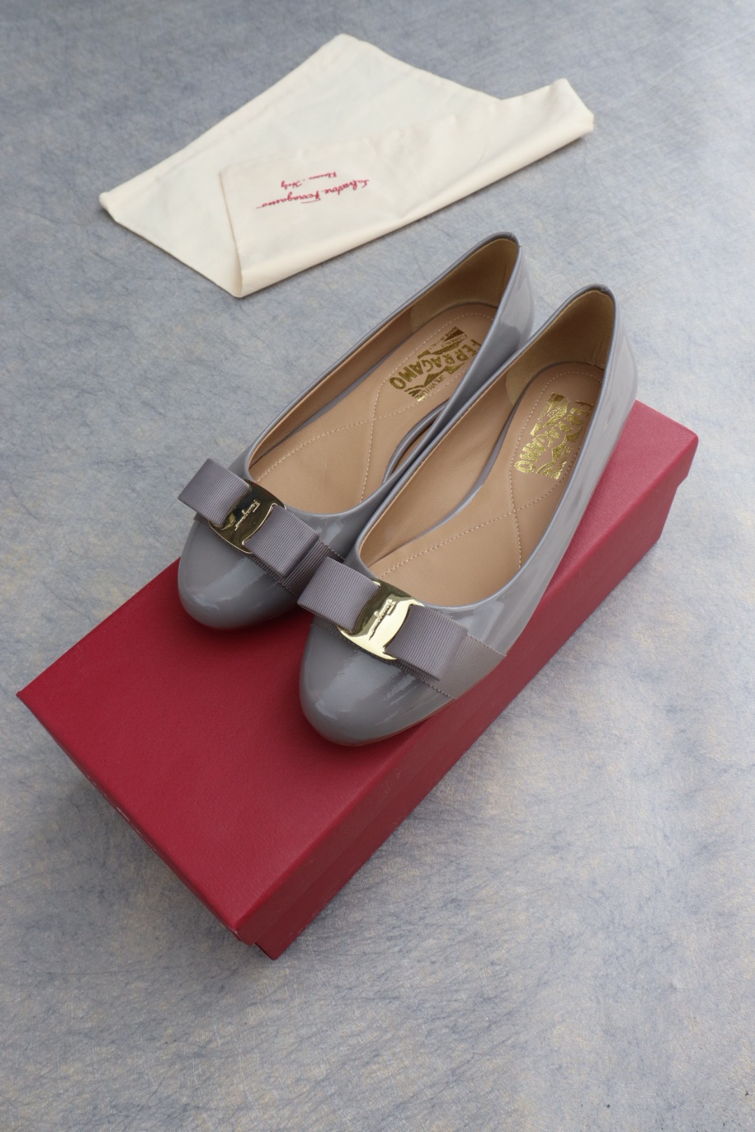 NO:235116,Salvatore Ferragamo SF classic model, pedicure style, super beautiful on the upper, high flat heels, imported cow patent leather inner sheepskin footbed sheepskin size 35-39 standard size [can be customized size 34, 40, 41] Rubber sole genuine leather sole.00, high heels single shoes, louis vuitton, ferragamo, ferragamo, high heels, sheepskin19860909Salvatore Ferragamo 菲拉格慕SF经典款, 修脚版型,上脚超美 跟高平底 鞋面进口牛漆皮 内里羊皮 垫脚羊皮 码数35-39标准码【可定做34,40,41码】 橡胶底  真皮底.00,高跟鞋单鞋,louis vuitton,ferragamo,ferragamo,high heels,sheepskin,Women's Shoes