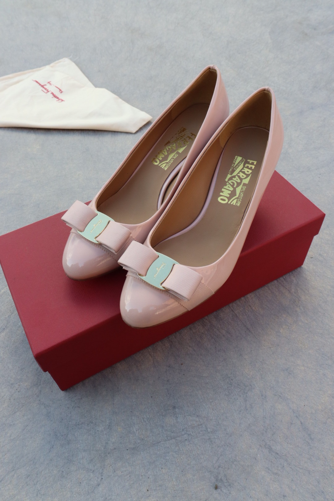 NO:235124,Salvatore Ferragamo SF classic style, pedicure style, super beautiful heel height 5.5cm upper imported cow patent leather inner sheepskin footbed sheepskin size 35-39 standard size [can be customized size 34, 40, 41] Rubber sole genuine leather sole.00, high heels single shoes, louis vuitton, ferragamo, ferragamo, high heels, sheepskin19860909Salvatore Ferragamo 菲拉格慕SF经典款, 修脚版型,上脚超美 跟高5.5cm 鞋面进口牛漆皮 内里羊皮 垫脚羊皮 码数35-39标准码【可定做34,40,41码】  橡胶底  真皮底.00,高跟鞋单鞋,louis vuitton,ferragamo,ferragamo,high heels,sheepskin,Women's Shoes