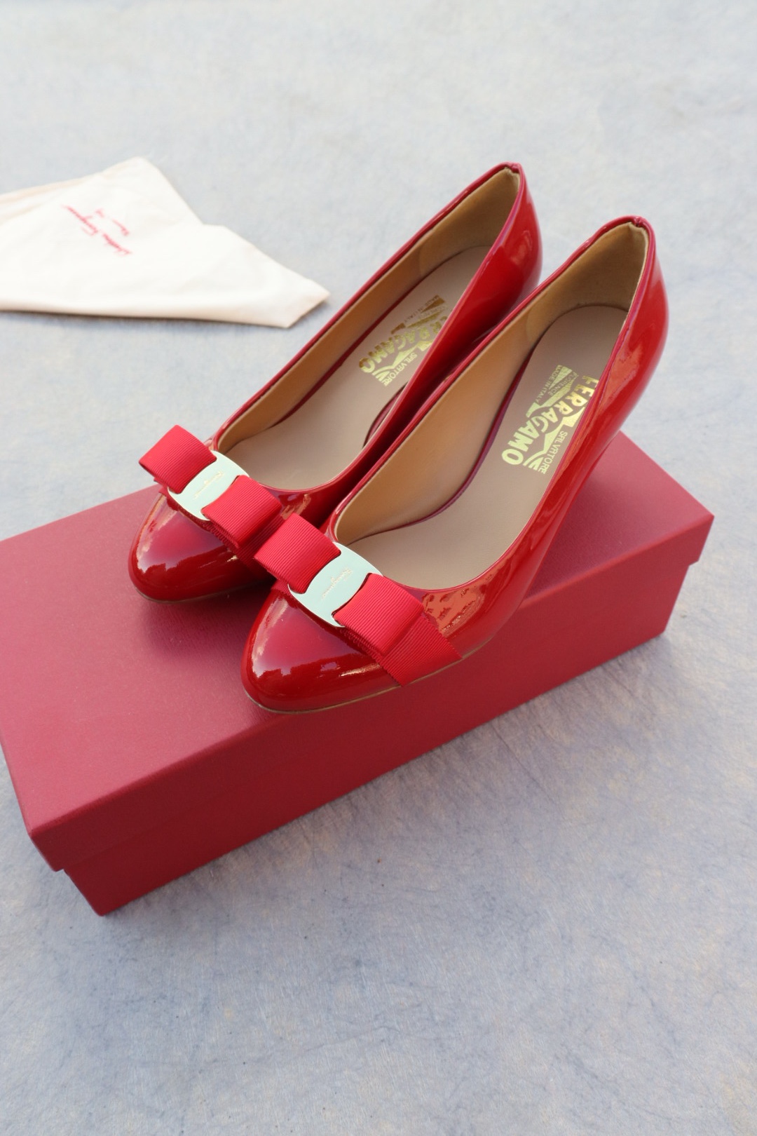 NO:235122,Salvatore Ferragamo SF classic style, pedicure style, super beautiful heel height 5.5cm upper imported cow patent leather inner sheepskin footbed sheepskin size 35-39 standard size [can be customized size 34, 40, 41] Rubber sole genuine leather sole.00, high heels single shoes, louis vuitton, ferragamo, ferragamo, high heels, sheepskin19860909Salvatore Ferragamo 菲拉格慕SF经典款, 修脚版型,上脚超美 跟高5.5cm 鞋面进口牛漆皮 内里羊皮 垫脚羊皮 码数35-39标准码【可定做34,40,41码】 橡胶底  真皮底.00,高跟鞋单鞋,louis vuitton,ferragamo,ferragamo,high heels,sheepskin,Women's Shoes